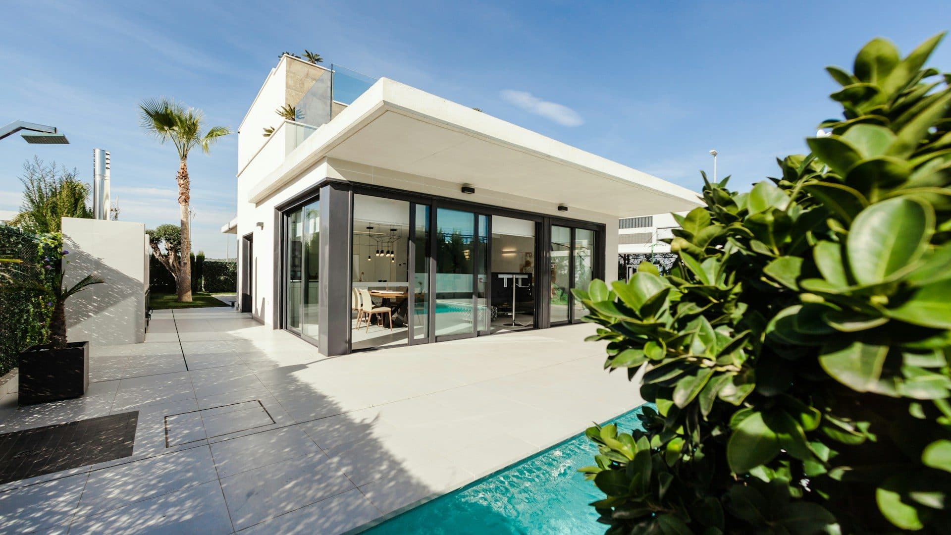 Maison ouverte sur sa terrasse et son bassin
